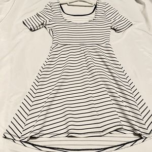 White and black short-sleeved dress